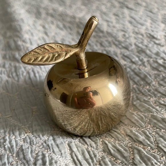 VINTAGE SHINY POLISHED SOLID BRASS APPLE HAND BELL FIGURINE - COOL TEACHER GIFT! - Picture 8 of 11